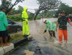 Babinsa Koramil Kodim 1405/Parepare dan Tim BPBD Bantu Warga Bersihkan Pohon Tumbang Akibat Hujan Deras dan Angin Kencang