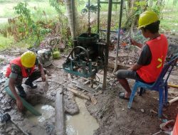Babinsa Lamatti Riattang Pos Ramil 1424-01/Bulupoddo Kodim 1424/Sinjai Laksanakan Pendampingan Pembuatan Sumur Bor