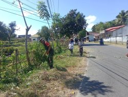 Babinsa Samataring Koramil-04/Sinjai Timur Kodim 1424/Sinjai Gelar Karya Bakti Pembersihan Kiri Kanan Jalan