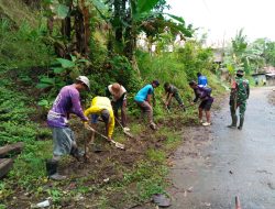 Semangat Gotong Royong, Koramil 02 Enrekang Gelar Karya Bhakti Bersihkan Selokan