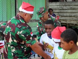 Dandim 1707/Merauke Bagikan Bingkisan Natal di Kampung Pancasila