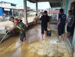 Babinsa Koamil 09/Trumon Tengah Bantu Warga Bersihkan Rumah Pasca Banjir