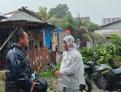 Gerak Cepat Babinsa Koramil-01/Suppa Kodim 1404/Pinrang Membantu Warga Yang Terkena Angin Puting Beliung