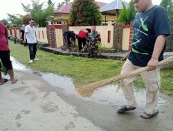 Cegah Banjir, Babinsa Pos Ramil Bulupoddo Kodim 1424/Sinjai Gelar Karya Bakti Pembersihan Saluran Air