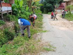 Anggota Koramil 1419-03/Baraka Bersama Warga Bersihkan Selokan