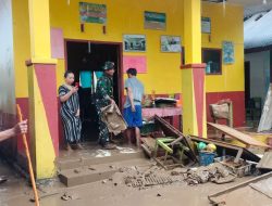 Personil gabungan TNI dari Koramil 04/Soppeng Riaja, Yonif 721/Makassar, dan Bekangdam XIV/Hasanuddin Bersihkan Lumpur dan Ranting Pasca Banjir
