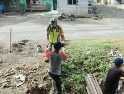 Babinsa Geumpang Bantu Warga, Wujudkan Kebersamaan TNI dan Masyarakat