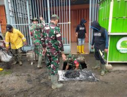 Personil Koramil Paleteang Kodim 1404/Pinrang Kerja Bakti Bersama Warga Bersihkan Saluran Air