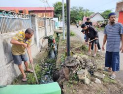 Antisipasi Banjir, Babinsa Koramil 1424-01/Sinjai Utara Kodim 1424/Sinjai Gelar Karya Bakti Pembersihan Selokan