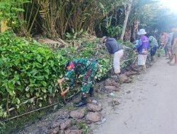 Anggota Koramil 04 Alla Melaksanakan Karya Bakti Pembersihan Selokan