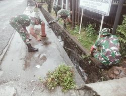 Peduli Kebersihan Lingkungan, Koramil-05 Kodim 1404/Pinrang Kerja Bakti Bersihkan Saluran Air Bersama Warga