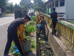 Peduli Kebersihan Sejak Dini, Babinsa Koramil-07 Kodim 1404/Pinrang mengajak anak sekolah bersihkan saluran air