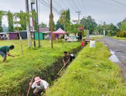 Babinsa Koramil-03/Sinjai Tengah Kodim 1424/Sinjai Gelar Karya Bakti Pembersihan Selokan