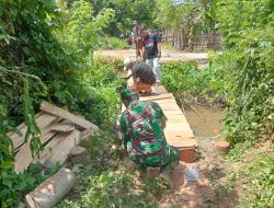 Atasi Kesulitan Masyarakat di Wilayah Teritorial, Anggota Babinsa Koramil 10/Labar Ikut Serta Gotong Royong Perbaiki Jembatan