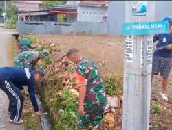 Anggota Koramil /02 Enrekang Karya Bakti Bersihkan Selokan