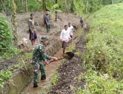 Babinsa Koramil 16/Tonra Ajak Warga Binaan Melaksanakan Gotong Royong Pembersihan Irigasi