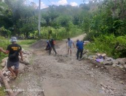 Babinsa Koramil 1407-09/Lapri Bekerja Sama Dengan Masyarakat Gotong Royong Perbaiki Jalan Rusak 