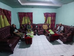 Pantau Keamanan Di Wilayah Binaan, Babinsa Ramil 18/Kajuara Komsos Dengan Tokoh Masyarakat