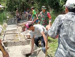 Babinsa Koramil 20/Bontocani Turun Tangan Bantu Pengecoran Jalan Kampung Desa Pammusureng