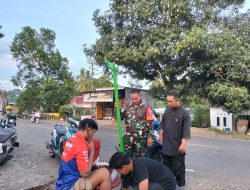 Babinsa Koramil 09/Lapri Bantu Masyarakat Pasang Rambu Jalan
