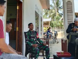 Babinsa Koramil 17/Salomekko Komsos Dengan Warga Bahas Keamanan Wilayah