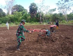 Babinsa Koramil 12/Cina Kodim 1407/Bone Bantu Petani Bajak Lahan Perkebunan