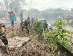 Personel Koramil 15/Mare Bersama Warga Binaan Bersatu Bersihkan Pinggiran Sungai