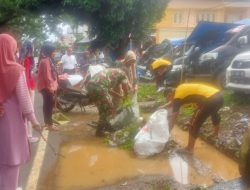 Babinsa Koramil 17/Salomekko Bersama Tiga Pilar Dan Warga Bersihkan Pasar Tradisional Manera