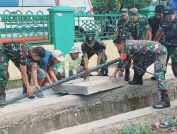 Bangun Gotong Royong, Danramil 1407-19/Kahu Bersama Anggota Bantu Warga Pasang Plat Cor Penutup Selokan