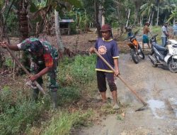 Jalin Keakraban, Babinsa Dua Boccoe Bersama Warga Gotong Royong Membersihkan Jalan