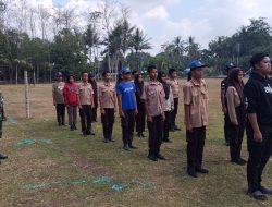 Terapkan Disiplin Pada Siswa, Babinsa Koramil 06/Awangpone Latih PBB Di SMPN 3 Desa Cumpiga