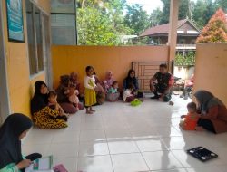 Peran Aktif Babinsa Koramil 06/Awangpone Kodim 1407/Bone Dampingi Posyandu Di Desa Binaan