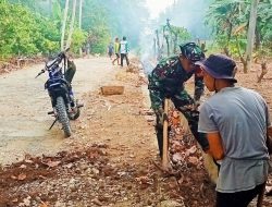Babinsa Koramil 1407-05/Ulaweng Pos Ramil Amali Gotong Royong Bersihkan Saluran Got Dari Tumpukan Tanah