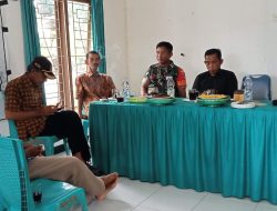 Babinsa Koramil 14 Libureng Lakukan Komsos Dengan Aparat Desa Bune