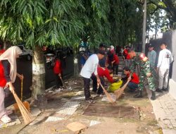 Wujudkan lingkungan Bersih, Asri dan Nyaman Babinsa bersama Warga Gotong Royong Bersihkan Sampah