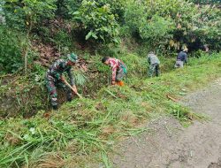 Anggota Koramil 1419-04/Alla Karya Bakti Pembersihan Selokan
