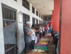 Jeruji Penjara Tak Halangi Warga Binaan Tetap Khusyuk Beribadah