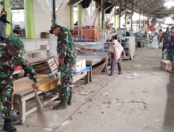 Wujud Kepedulian Terhadap Masyarakat Koramil 02/Enrekang Kembali Gelar Karya Bakti Pembersihan Pasar Sentral Enrekang