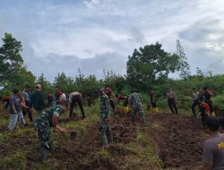 Sinergi Bersama,TNI – POLRI Ditarakan Wujudkan Lingkungan Bersih Keluarga Bapak Sujak