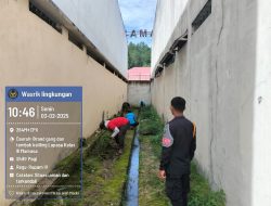 Petugas Lapas Mamasa Awasi Ketat Kerja Bakti Warga Binaan di Areal Brandgang