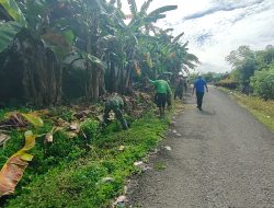 karya Bakti Pembersihan Selokan Bersama Masyarakat Wujud Kepedulian Koramil 01/Maiwa Terhadap Kebersihan Lingkungan