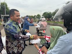 Jumat Berkah, Petugas dan DWP Lapas Banjarbaru Berbagi Takjil Kepada Masyarakat