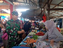 Babinsa Kodim 1404/Pinrang Cek Harga Sayur-mayur di Pasar Tradisional