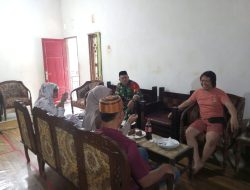 Masih Suasara Lebaran, Babinsa Koramil 1407-13/Sibulue Komsos Dengan Warga di Wilayah Binaan