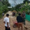 Pastikan Keamanan Pengendara, Babinsa Koramil 1407-03/Cenrana Ajak Masyarakat Gotong Royong Timbun Jalan Berlubang