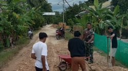 Pastikan Keamanan Pengendara, Babinsa Koramil 1407-03/Cenrana Ajak Masyarakat Gotong Royong Timbun Jalan Berlubang