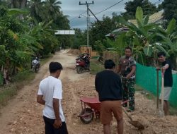 Pastikan Keamanan Pengendara, Babinsa Koramil 1407-03/Cenrana Ajak Masyarakat Gotong Royong Timbun Jalan Berlubang