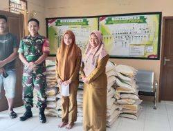 Tak Sekadar Mengawal, Babinsa Kodim Bone Hadirkan Ketulusan di Tiap Karung Beras
