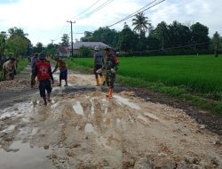 Babinsa Koramil 1407-07/Tanete Riattang Gotong Royong Bersama Warga Bantu Perbaiki Akses Jalan Rusak