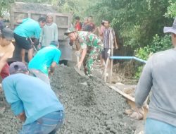 Babinsa Koramil 1407-15/Mare Bersama Masyarakat Laksanakan Karya Bakti Perbaikan Jembatan Di Kecamatan Mare